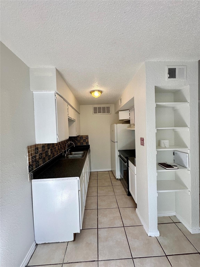 4322 Gillis St - Photo 2