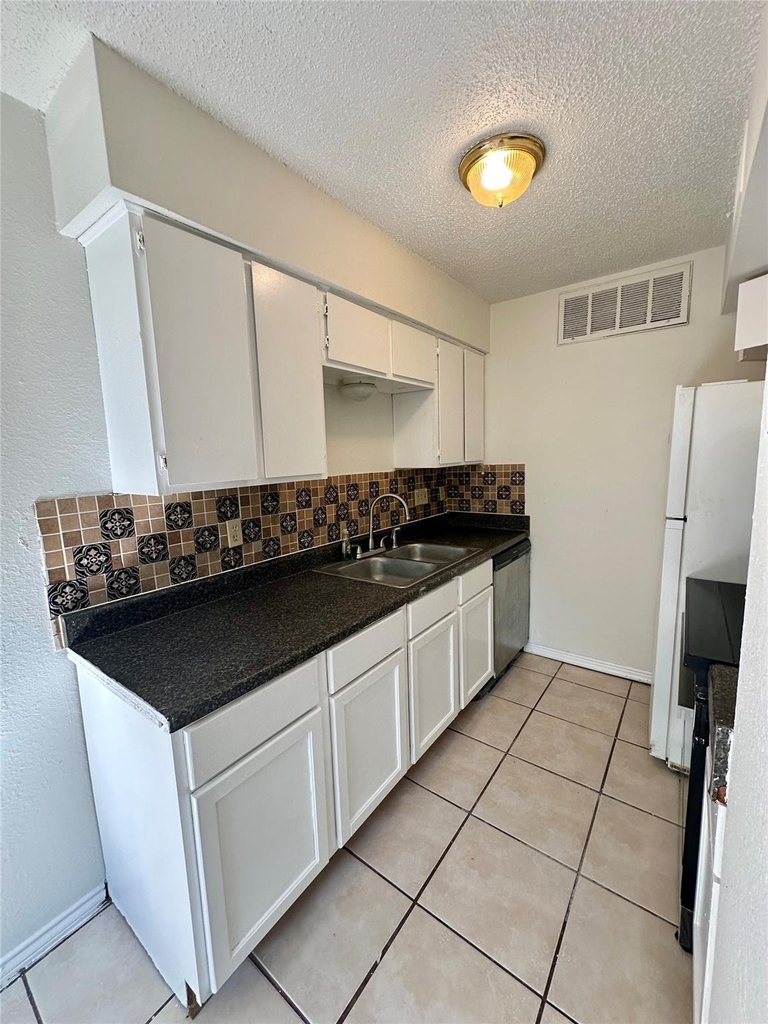 4322 Gillis St - Photo 3