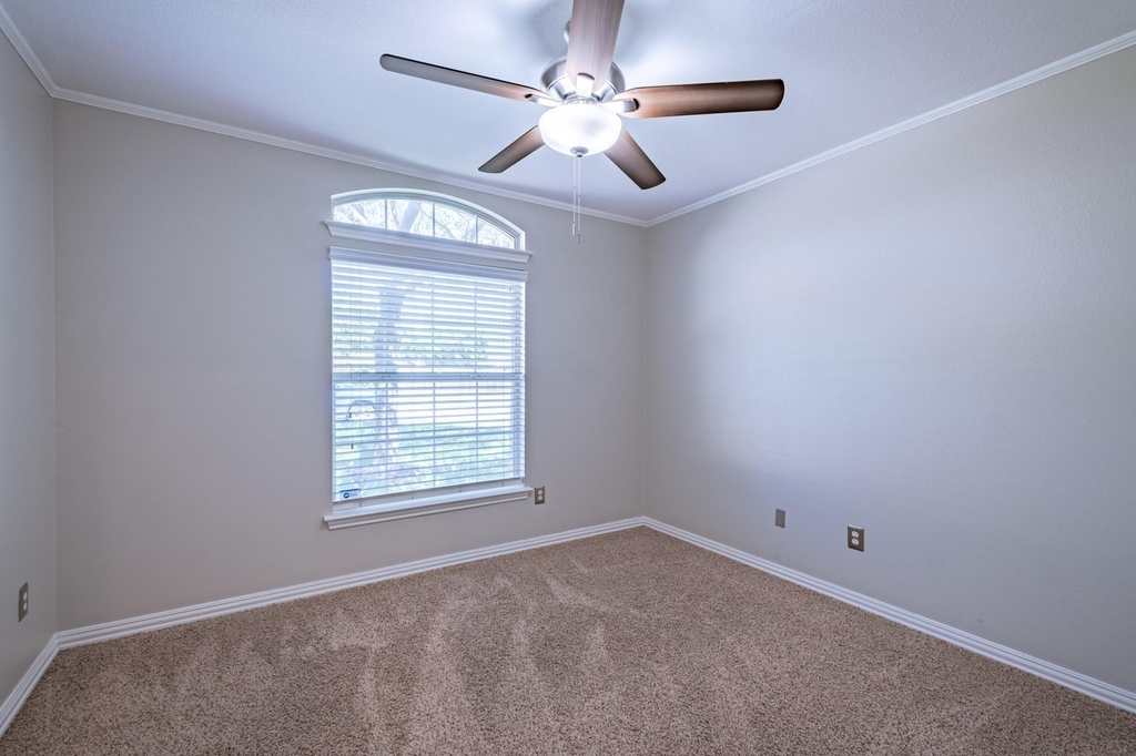 645 Fort Thomas Pl - Photo 4