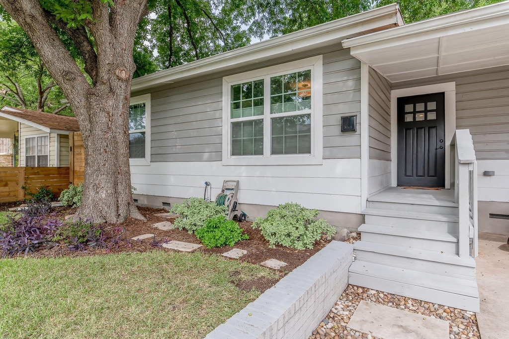 2404 Oak Crest Ave - Photo 1