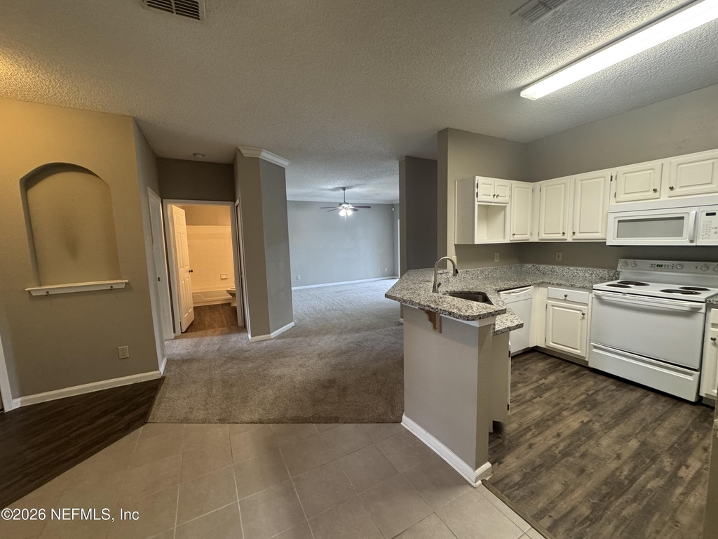 10000 Gate Parkway - Photo 2