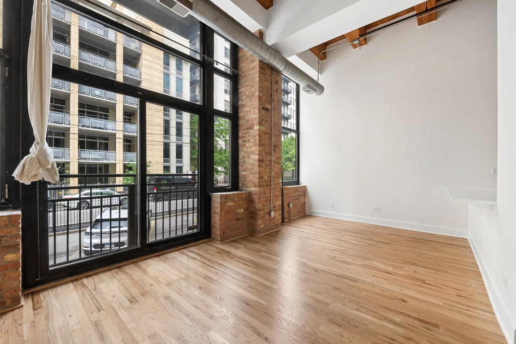 521 W Superior Street - Photo 2