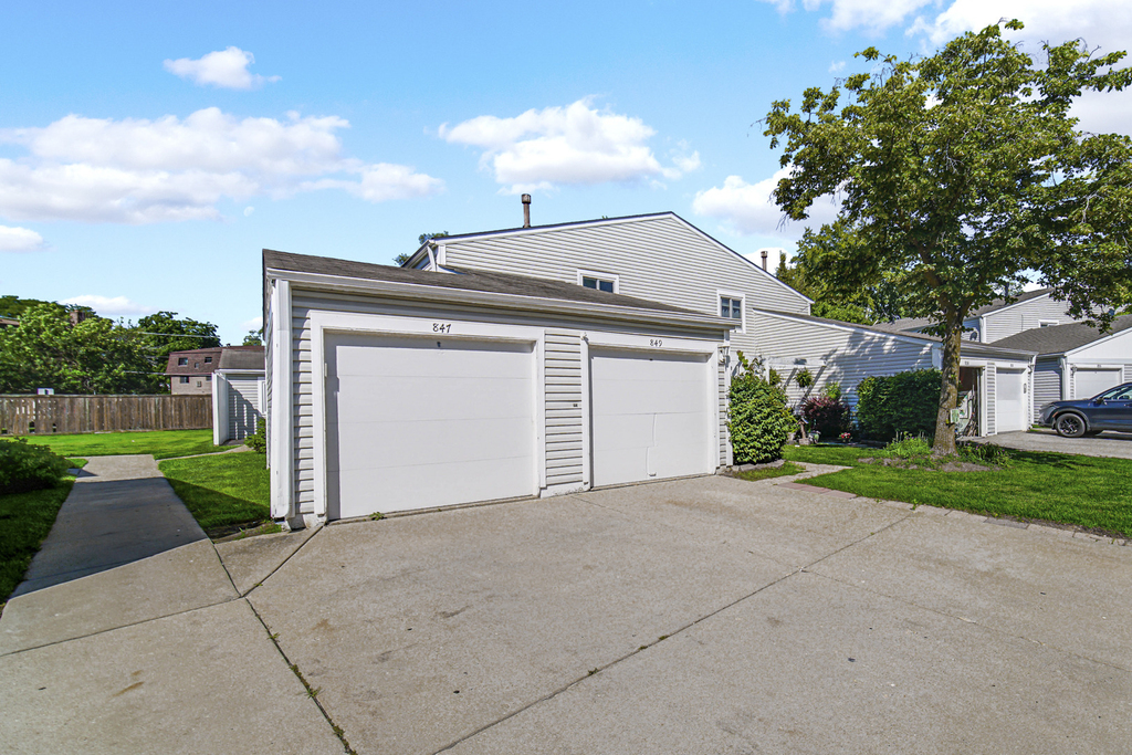 847 Oxford Place - Photo 2