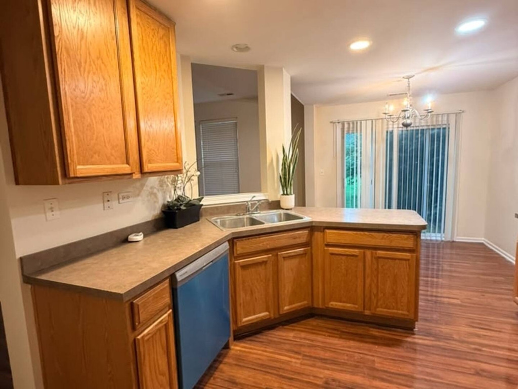 565 Conservatory Lane - Photo 2