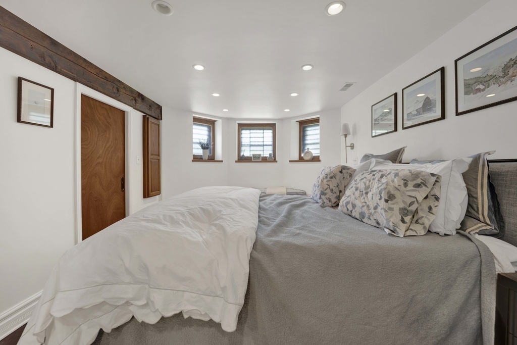 2458 N Burling Street - Photo 24
