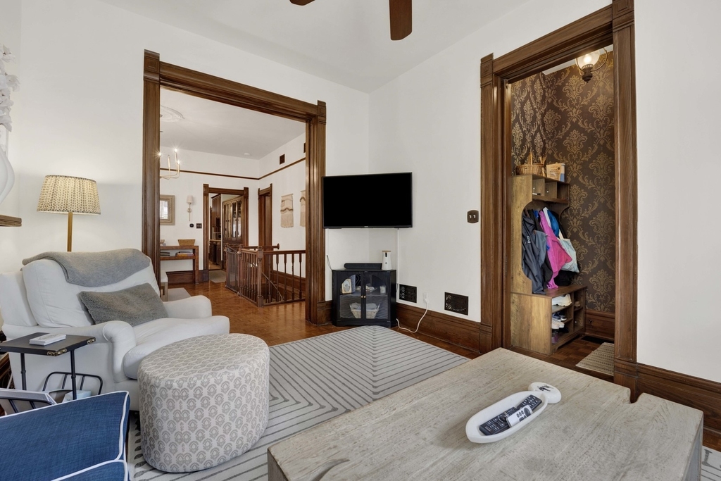 2458 N Burling Street - Photo 4