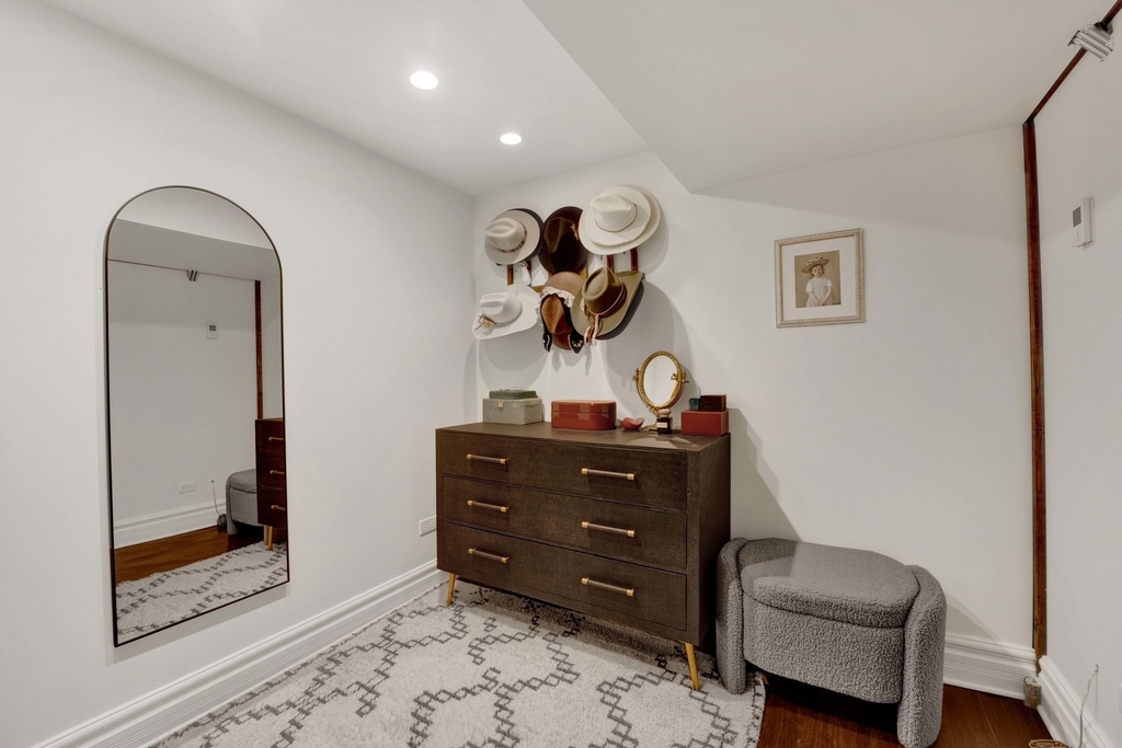 2458 N Burling Street - Photo 28
