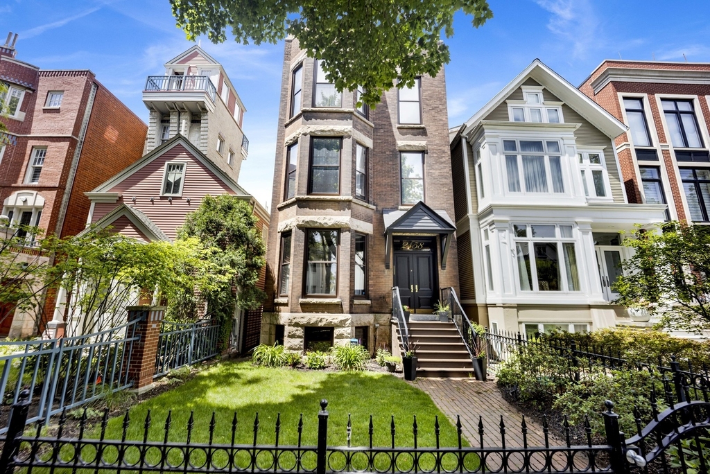 2458 N Burling Street - Photo 33