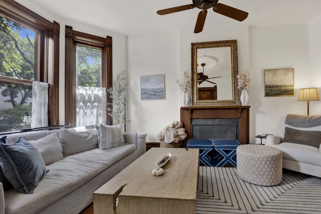 2458 N Burling Street - Photo 2