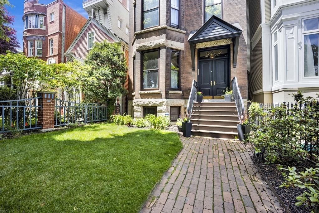 2458 N Burling Street - Photo 32