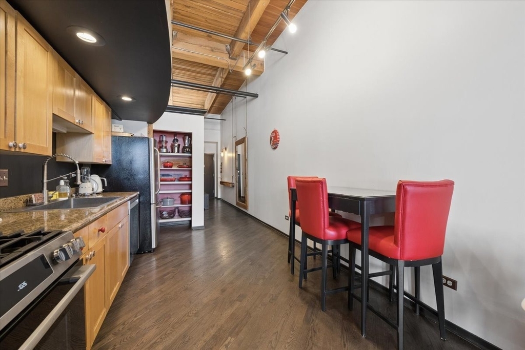 616 W Fulton Street - Photo 4