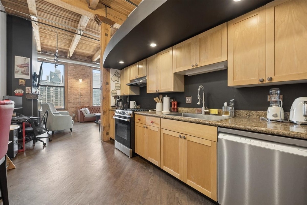 616 W Fulton Street - Photo 2