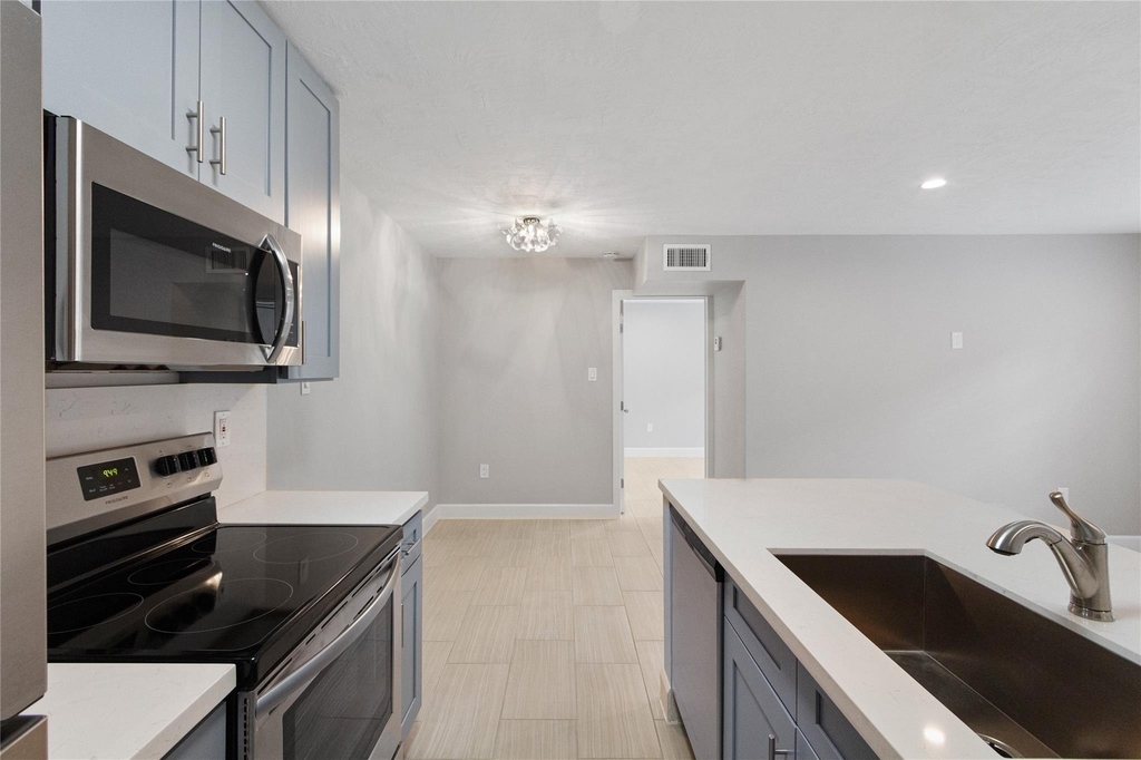 2201 Fountain View Drive - Photo 2