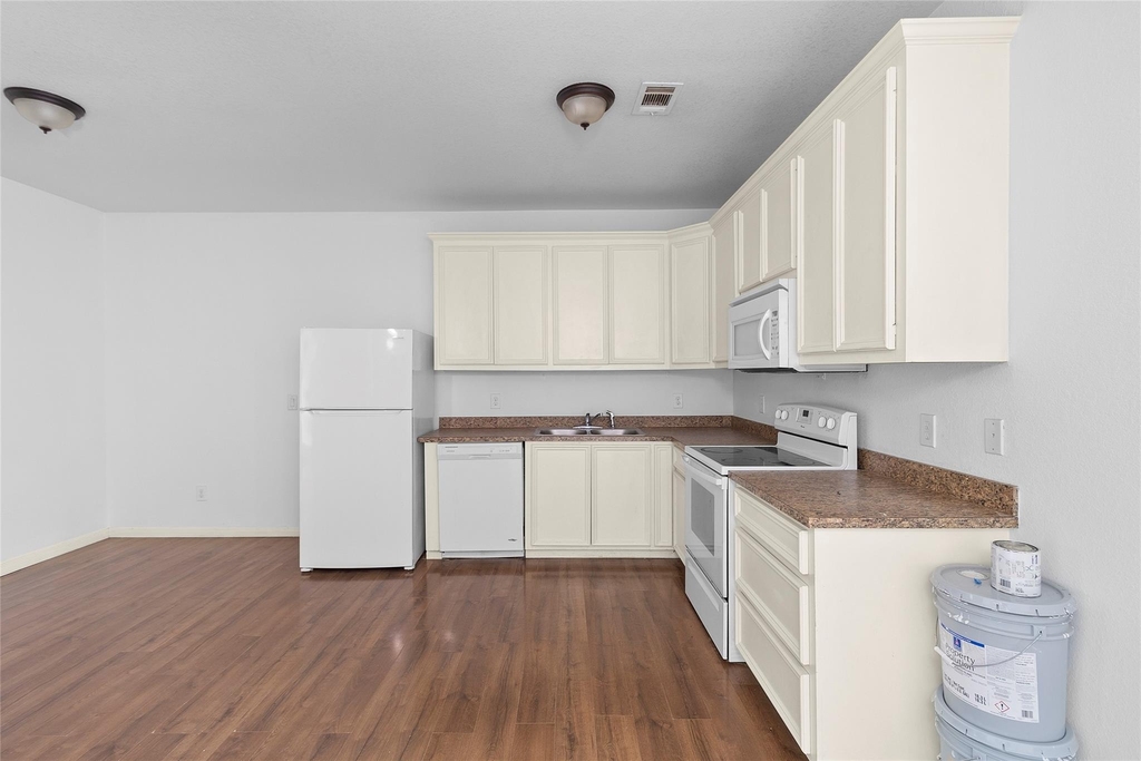409 Beto St - Photo 5