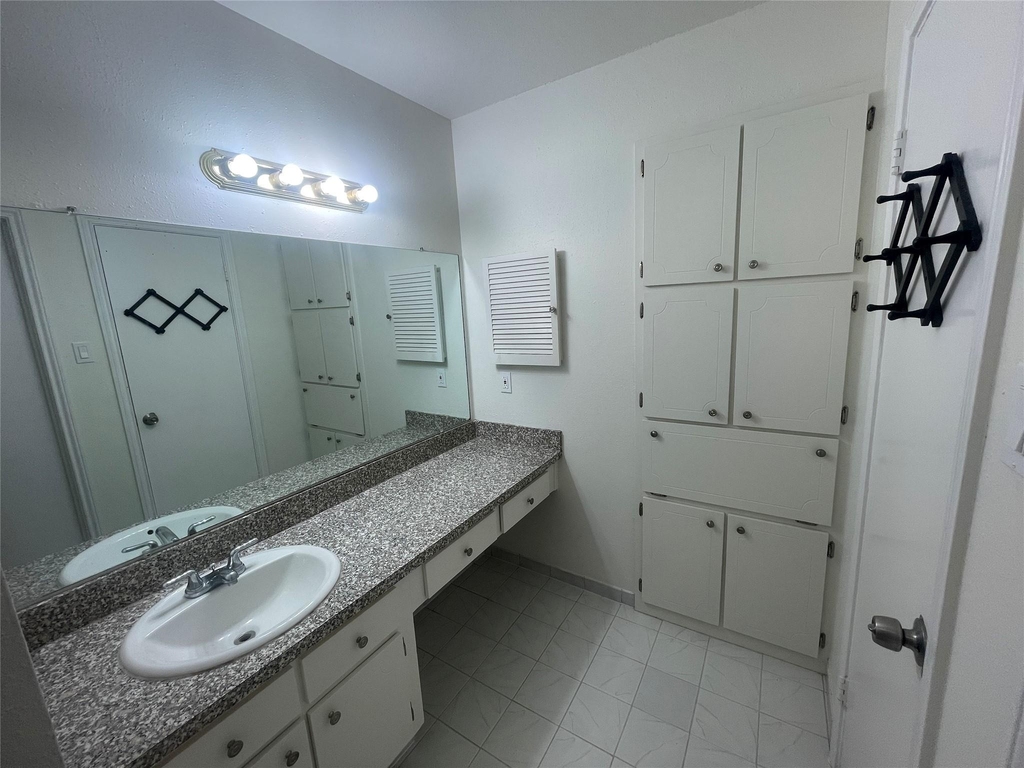5550 N Braeswood Boulevard - Photo 3