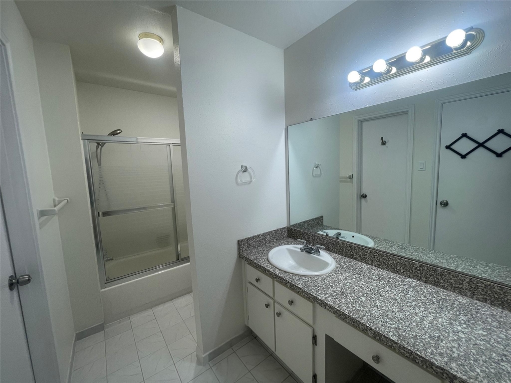 5550 N Braeswood Boulevard - Photo 4