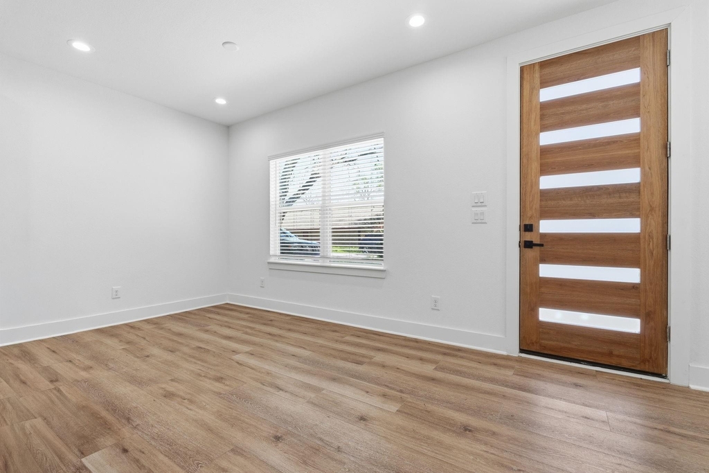 8805 Parkway Drive - Photo 3