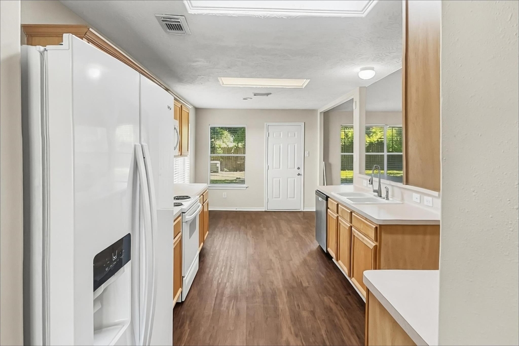 7015 Atasca Creek Drive - Photo 2