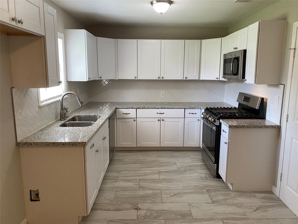 5018 Kenilwood Drive - Photo 2