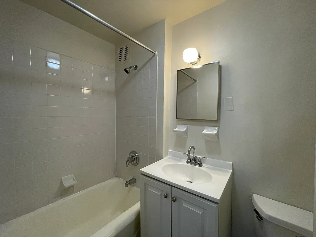 East 7th nyc - Photo 2