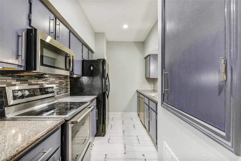 4001 Tanglewilde Street - Photo 7