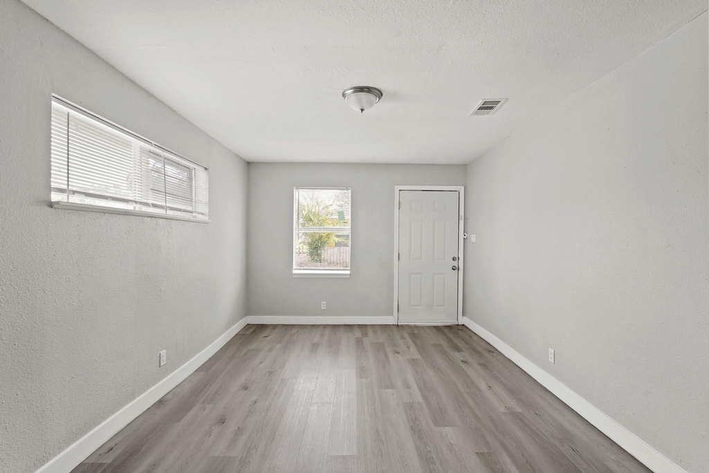 7815 Glass Street - Photo 2