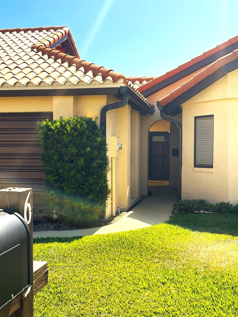 613 Manatee Drive - Photo 1
