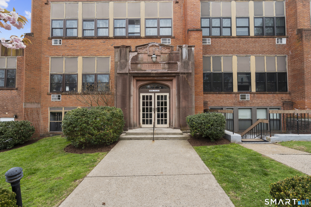 201 College Street - Photo 0