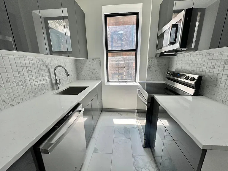 550 West 157th Street - Large rooms - Photo 1