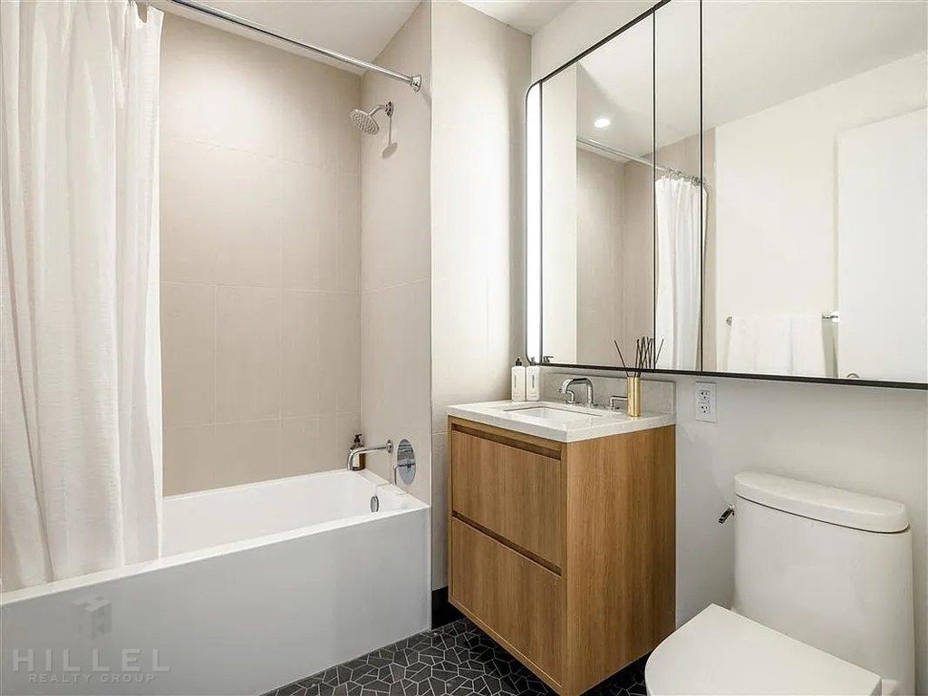 Lincoln Avenue - Photo 2