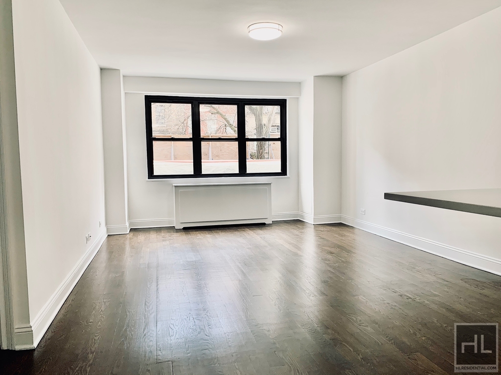E 16 St - Photo 1