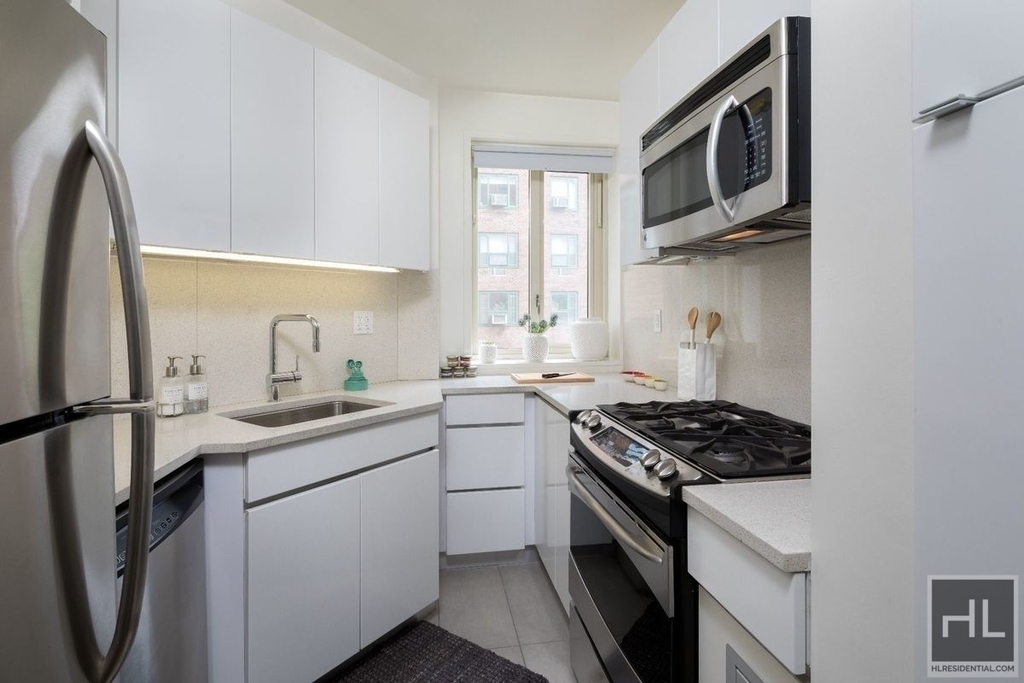 East 20th Street - Photo 4