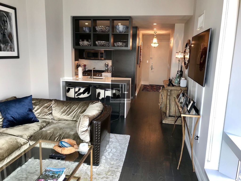 10th Avenue - Photo 1
