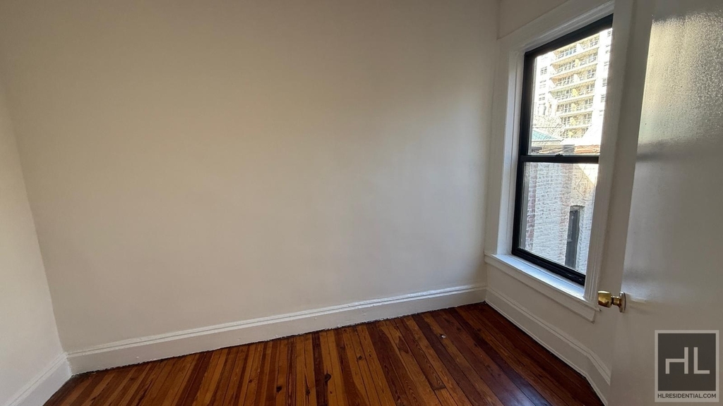 York Avenue - Photo 2