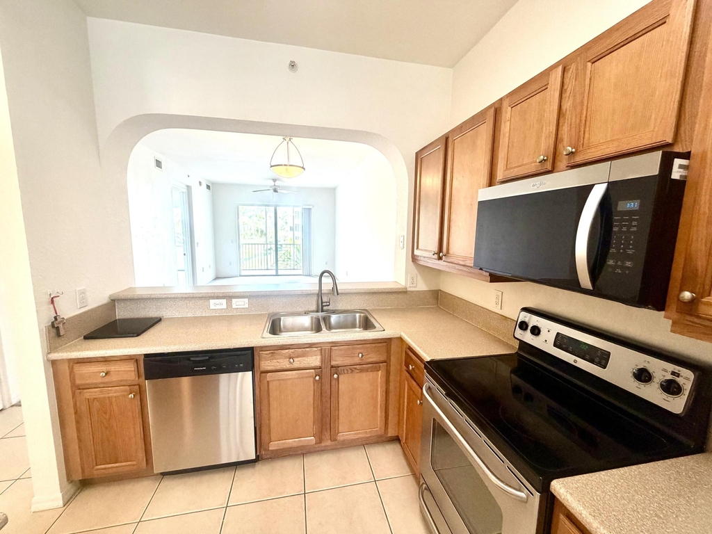 3600 Oaks Clubhouse Drive - Photo 3