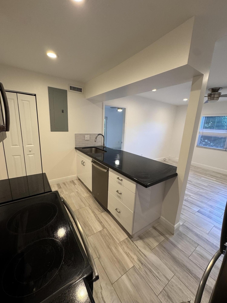1437 Nw 4th Avenue - Photo 8