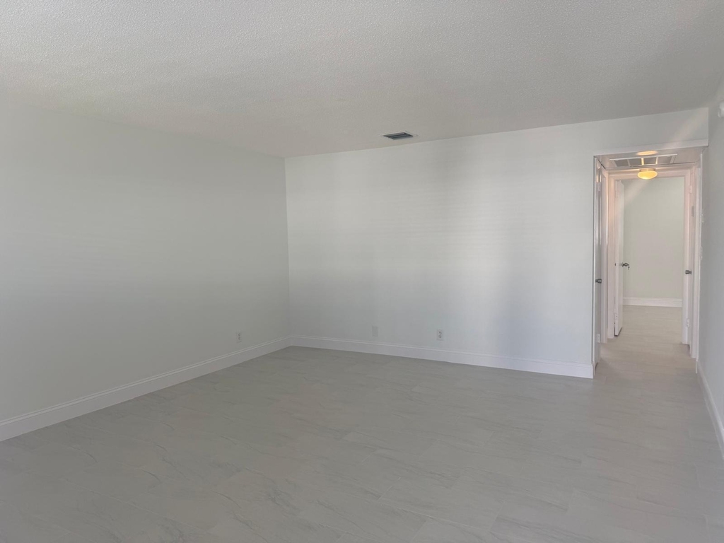 402 Lake Shore Drive - Photo 2