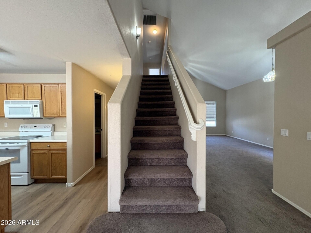 1547 E 10th Street - Photo 4