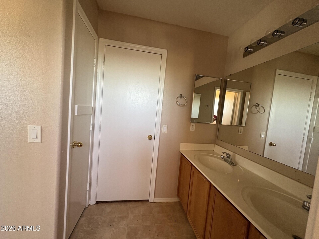 1547 E 10th Street - Photo 18