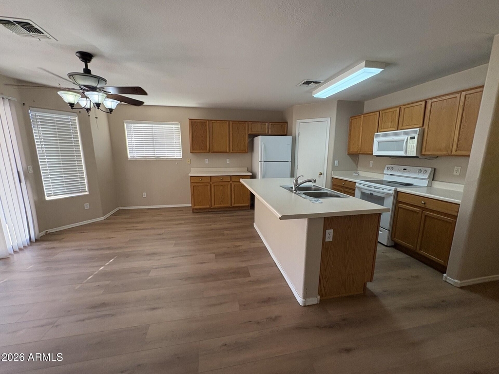 1547 E 10th Street - Photo 3