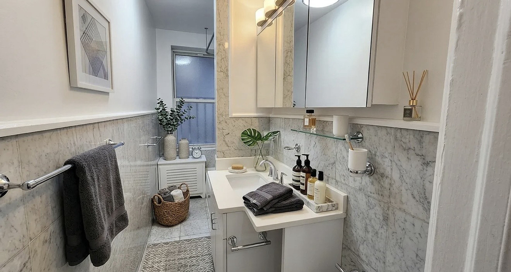 156 East 37th Street - Photo 2