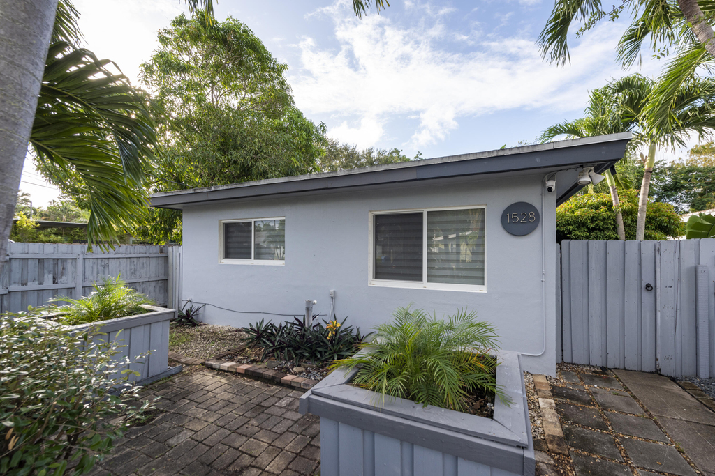 1528 Ne 33rd Street - Photo 1