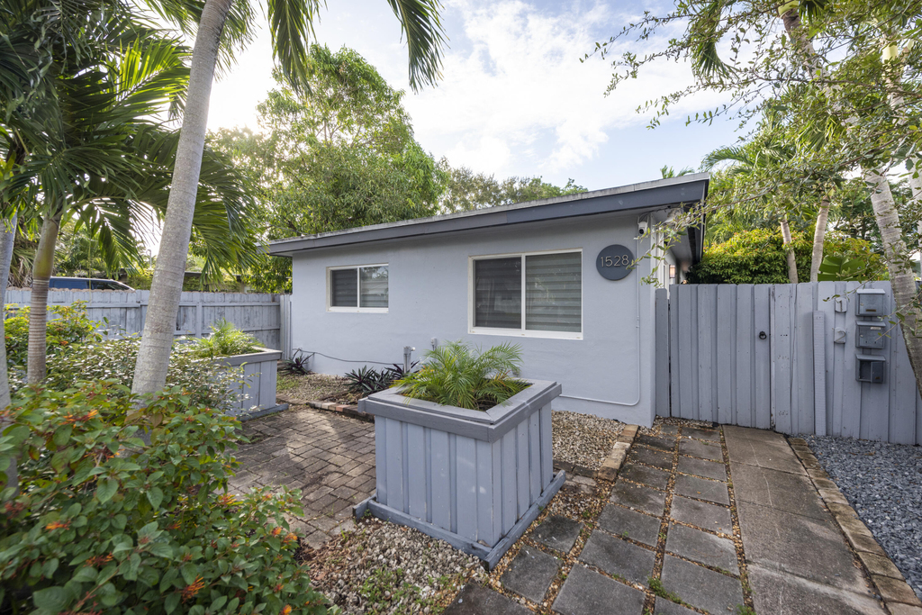 1528 Ne 33rd Street - Photo 0
