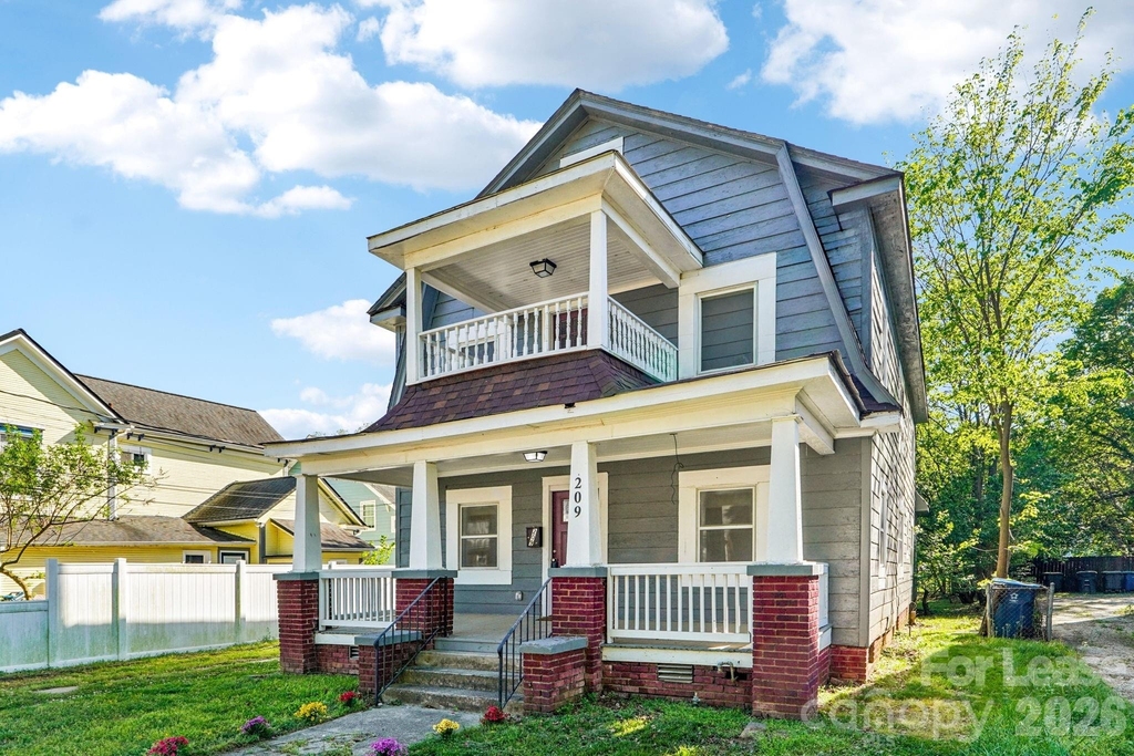 209 W Marsh Street - Photo 0