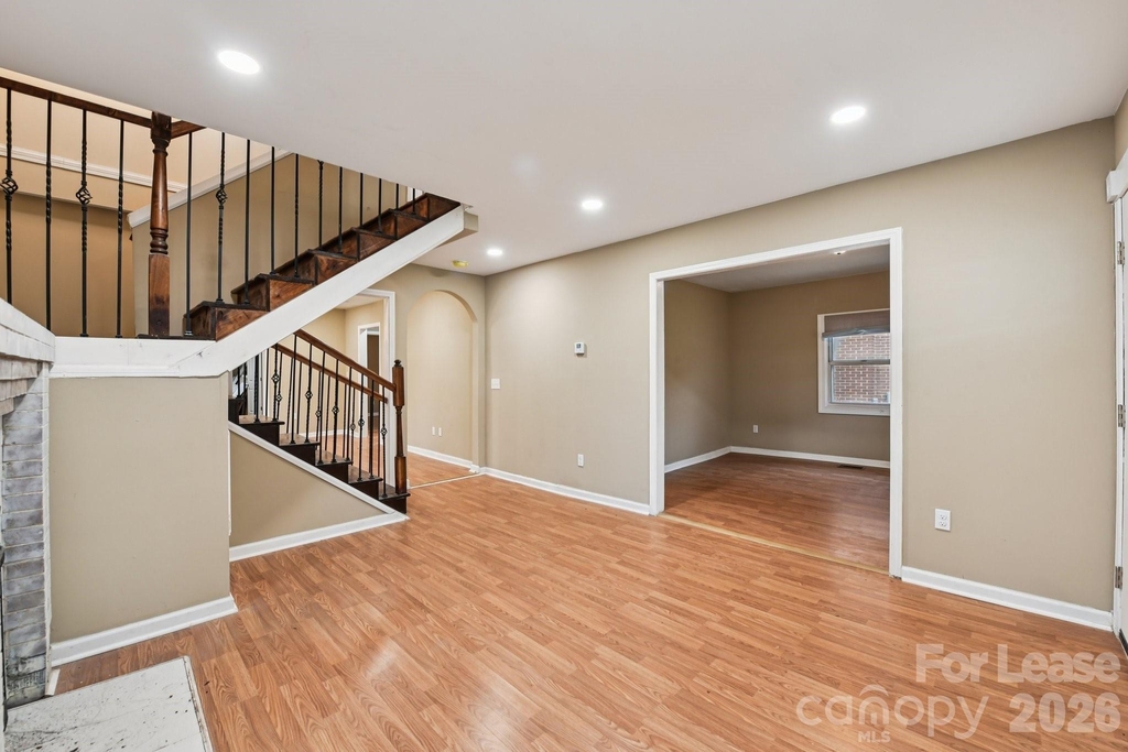 209 W Marsh Street - Photo 5