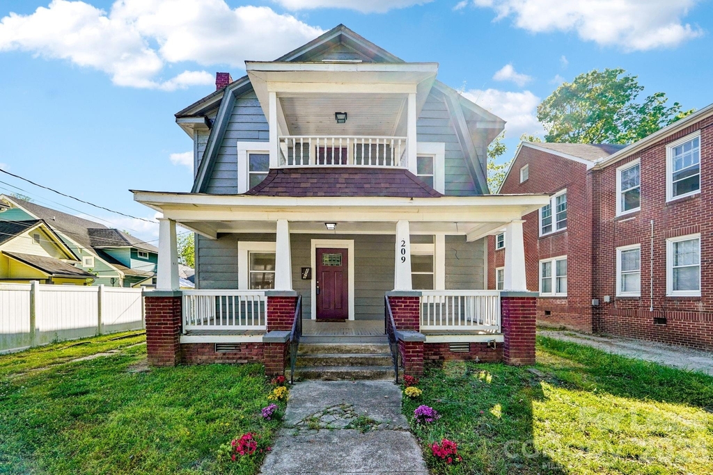209 W Marsh Street - Photo 1