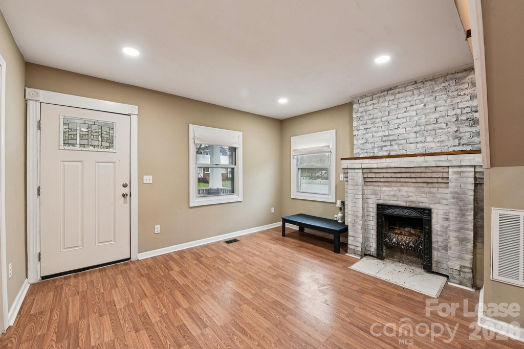 209 W Marsh Street - Photo 4