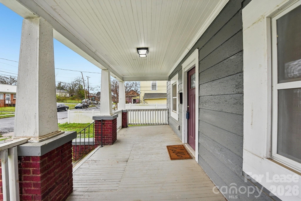 209 W Marsh Street - Photo 3