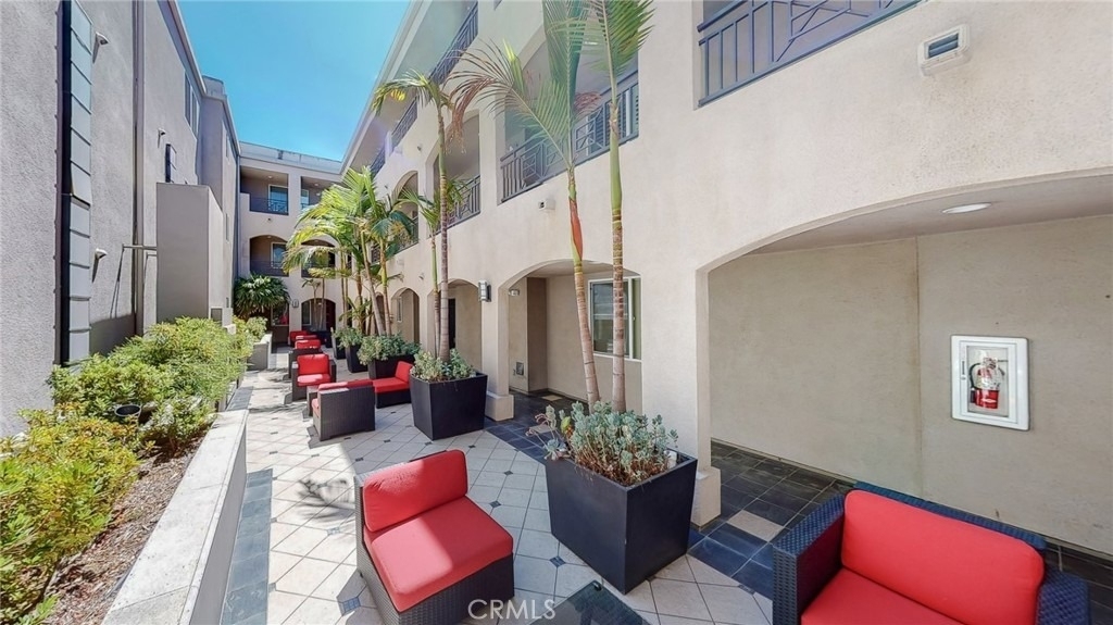 4424 Whitsett Avenue - Photo 2