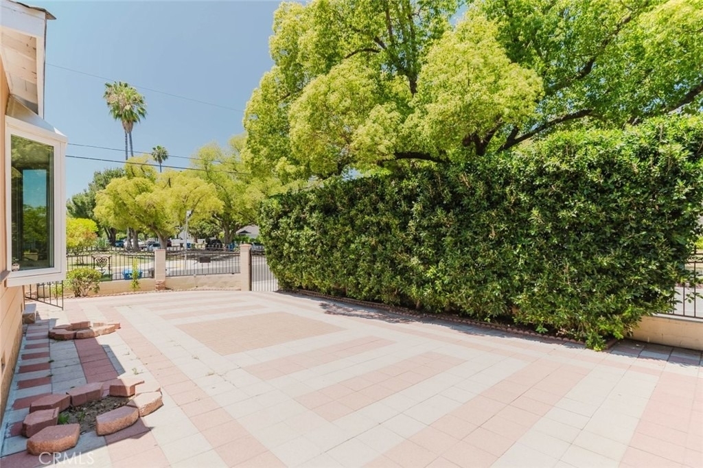 13856 Runnymede Street - Photo 36